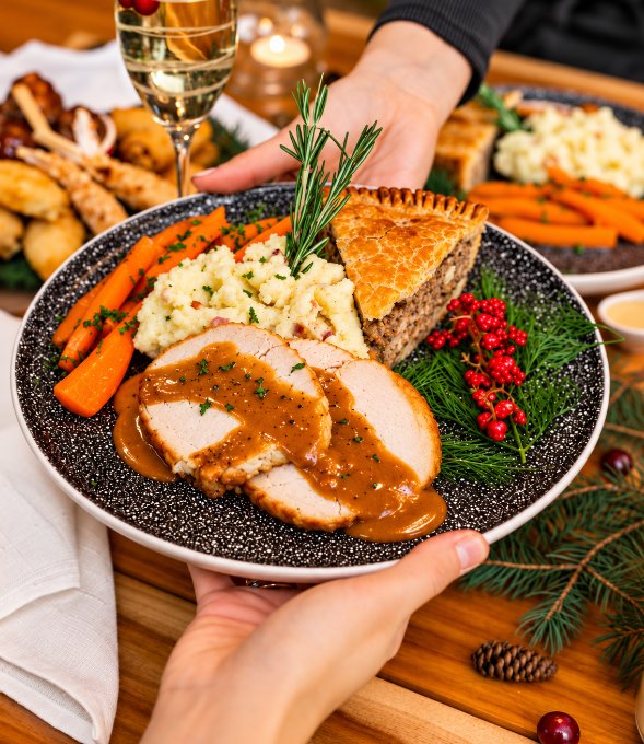 Assiette de saumon fumé sur une table des Fêtes